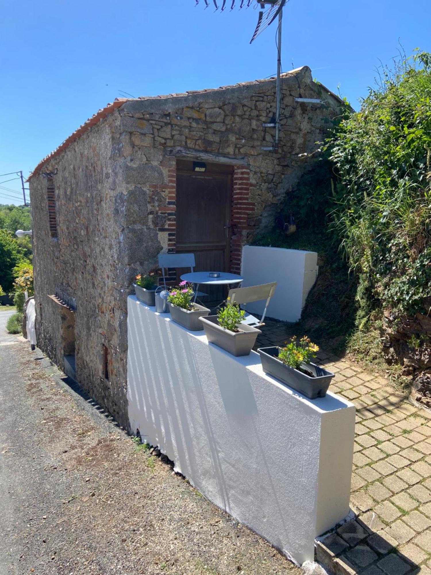 Le Petit Moulin Hotell Pouzauges Eksteriør bilde